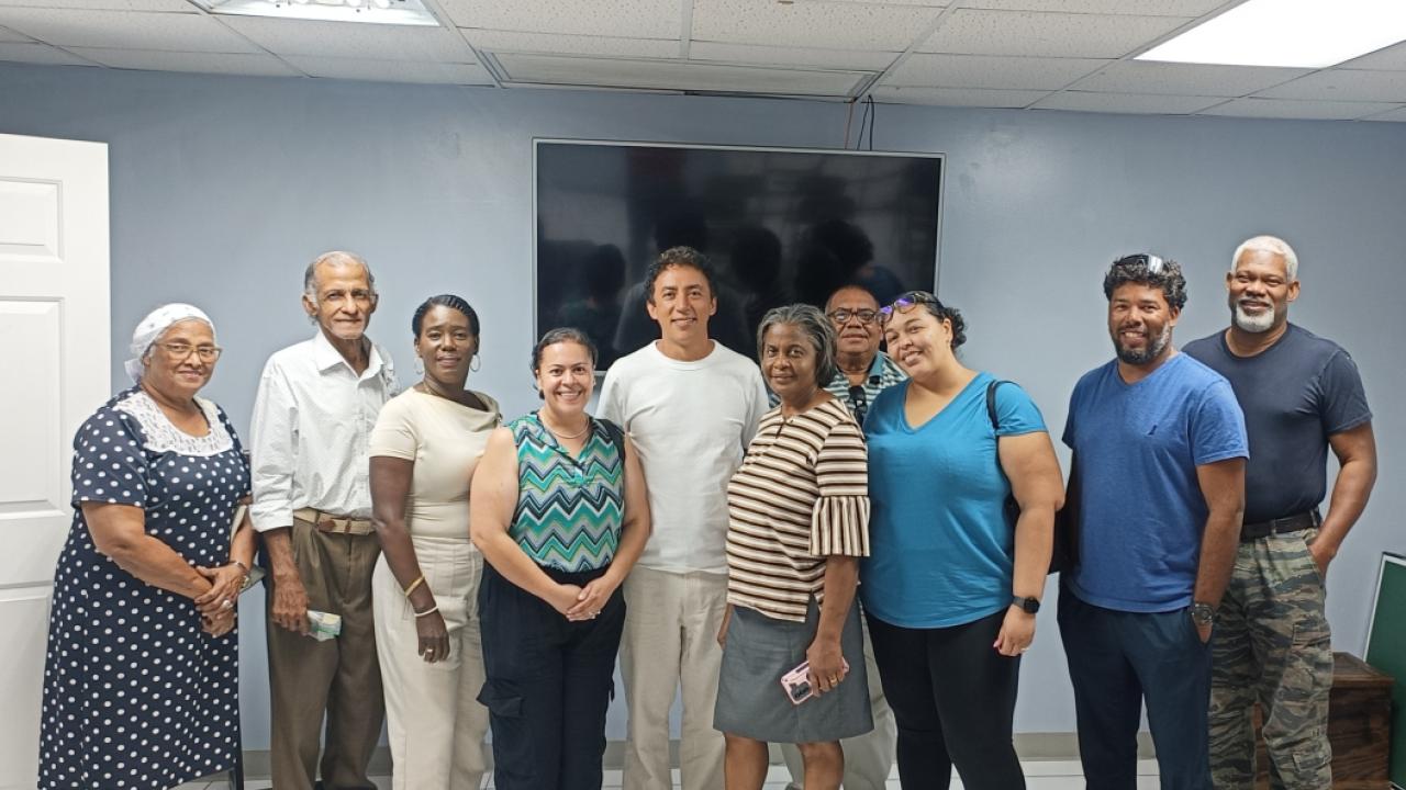 Diálogo con colombianos en Islas Caimán para escuchar sus necesidades, expectativas y propuestas de mejora en la atención consular